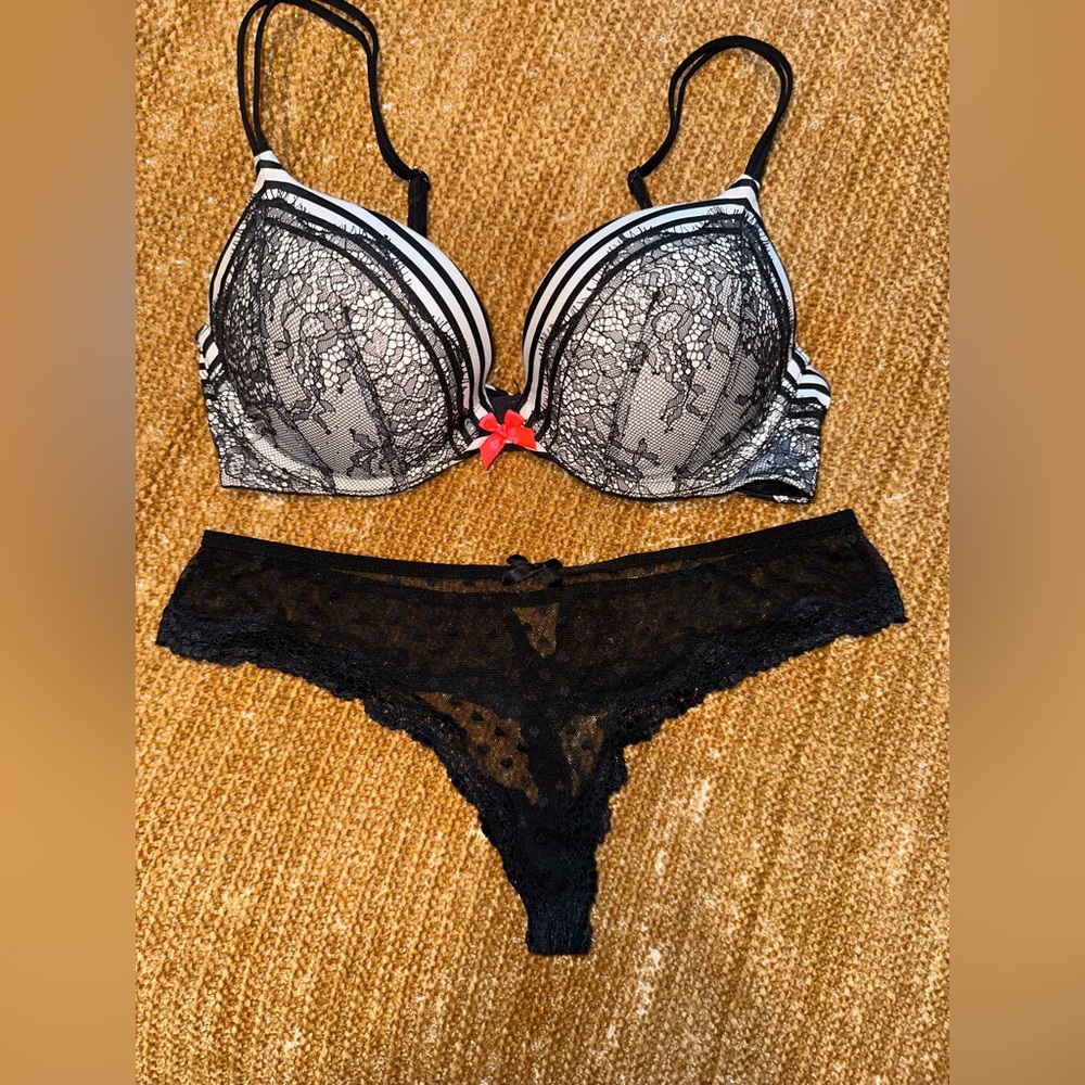 Victorias Secret Very Sexy Push Up Bra 34C and Panty 🖤